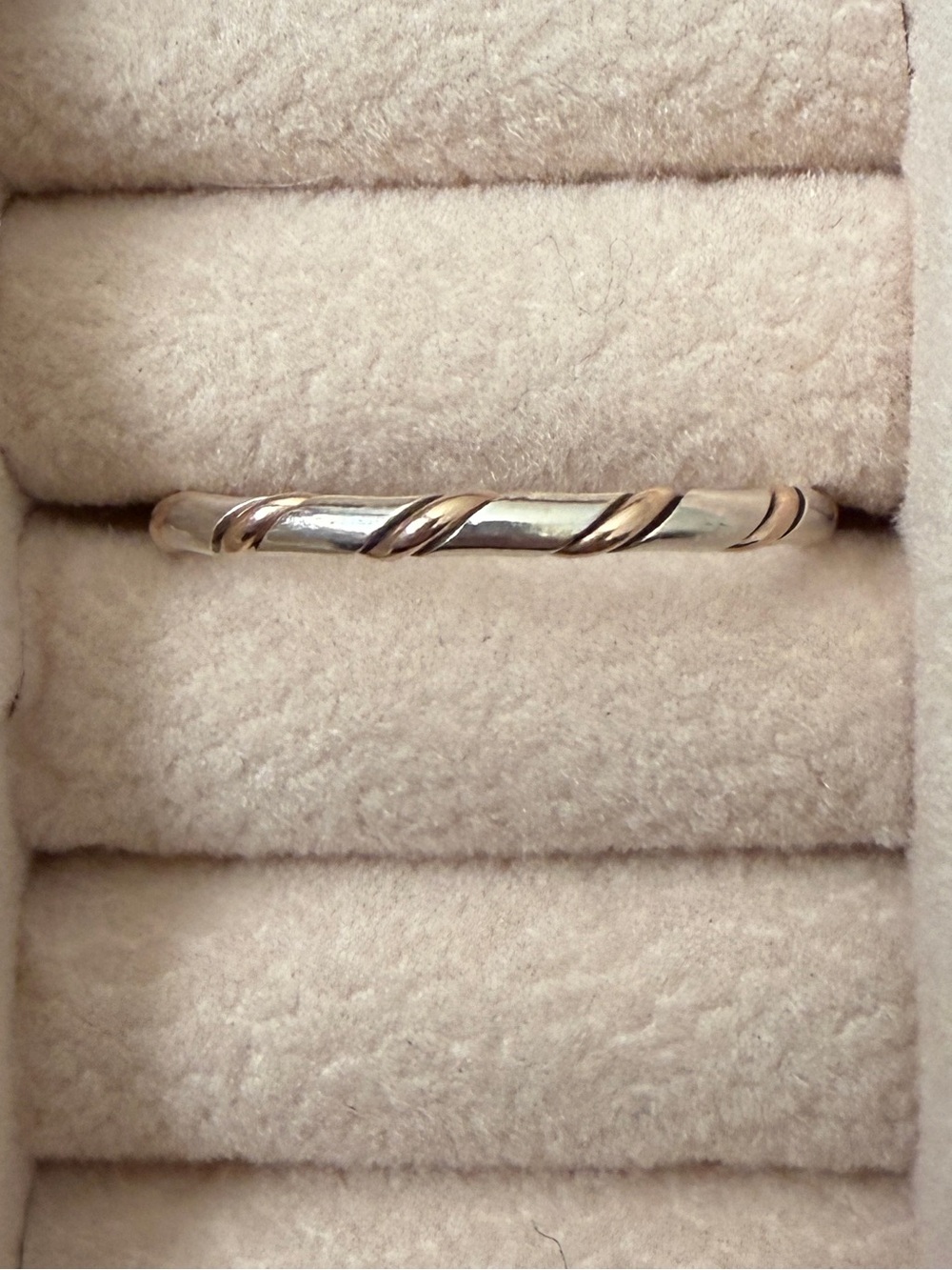 Two-tone twisted ring - Picture 3 of 3